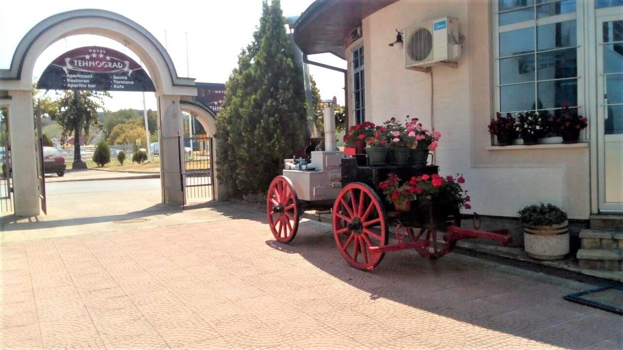特诺格拉德酒店 克拉列沃 外观 照片